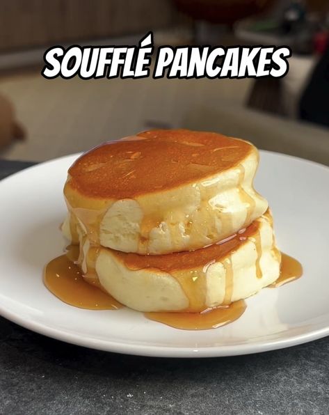 Fluffy Japanese Soufflé Cheesecake (Jiggly Cloud Cake) Japanese Cloud Pancakes, Jiggly Cheesecake Recipe, Cloud Cake Recipe, Soufflé Cheesecake, Bangers Recipe, Cloud Cakes, Jiggly Cheesecake, Fluffy Cheesecake, Amish Friendship Bread