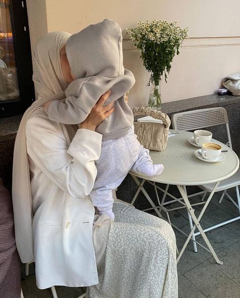 Halal Love, Baby Hijab, Muslim Couple Photography, Muslim Family, Hijabi Aesthetic, Foto Baby, Modesty Fashion, Mommy Baby, Muslimah Aesthetic