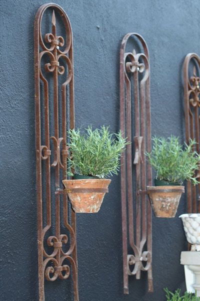 Pieces of decorative old iron as planters Wall Art For Courtyard, Wrought Iron Decor Outdoor, Iron Art Ideas, Rod Iron Decor, Wrought Iron Planters, Beautiful Garden Ideas, Plant Stand Ideas, Wrought Iron Wall Art, Wrought Iron Wall Decor