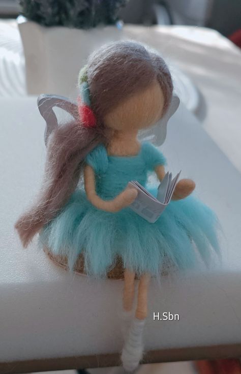 Needle felting Needle Felting People, Felt Angel, Waldorf Crafts, Needle Felting Diy, Felt Fairy, Needle Felting Projects, Flower Fairies, Christmas Fairy, Wool Crafts