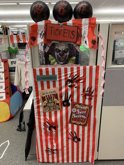 Clowns Halloween Decorations, Halloween Cubicle, Scary Carnival, Halloween Carnival Games, Halloween Decorations Diy, Halloween Yard Signs, Office Halloween Decorations, Halloween Camping, Halloween Circus