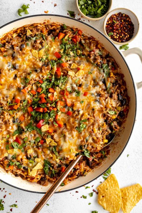 Easy Ground Beef & Rice Casserole made in one pan! I've been making this easy dinner for years and it's the BEST ground beef & rice recipe. Ground Beef Summer Recipes, Healthy Meals With Ground Beef, Ground Beef Rice Recipes, Rice And Ground Beef Recipes, Ground Beef Rice Casserole, Healthy Fall Dinners, Easy Fall Meals, Beef Rice Casserole, Rice Dinners