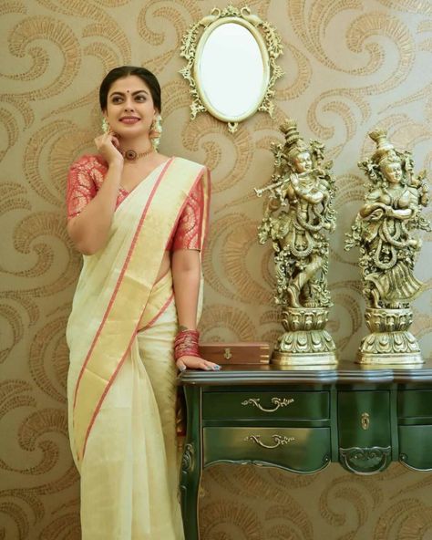 Anusree Nair in an ivory set saree by Supriya weavers 2 Kasavu Blouse, Anusree Nair, Set Saree Kerala, Saree 2022, Princess Cut Blouse Design, Saree Kerala, Kerala Saree Blouse, Onam Saree, Cotton Dress Pattern