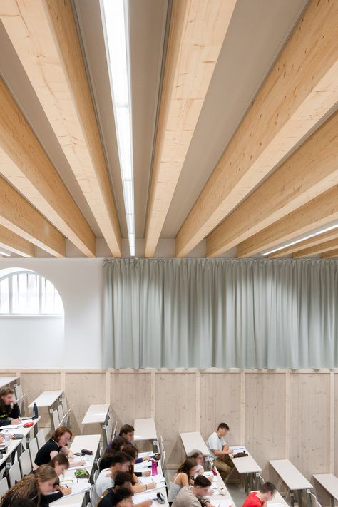 A university lecture hall that is located inside of a heritage building and has exposed wood beam ceilings University Classroom Design, Lecture Hall, Lectures Hall, Adaptive Reuse, Ceiling Tiles, Color Effect, Strasbourg, Ceiling Design, Interior Design Inspiration