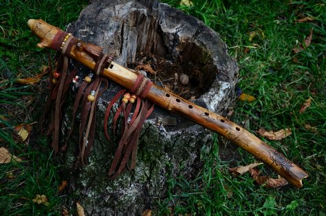 Native American flute Paleo Pines, Native American Aesthetic, Flute Aesthetic, Wood Flute, Native Flute, Wooden Flute, Music Documentaries, Native American Flute, Finn The Human