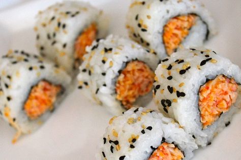 One of the most famous foods that come out of the Japanese cuisine is the sushi. This both traditional and "fast food" from Japan was popular since forever Spicy Crab Sushi Roll, Spicy Crab Roll, Resep Sushi, Crab Sushi, Crab Sticks, Crab Rolls, Sushi Roll Recipes, Spicy Crab, Sushi At Home