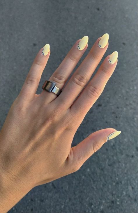 Light Blue Pokadot Nails, Nails With A Yellow Dress, Nails Art Yellow, Nail Blue And Yellow, Yellow Nails With White Tips, Pastel Yellow Summer Nails, Nail Inspo Summer Yellow, Round Yellow Nails, Blue Nails With Yellow Flowers