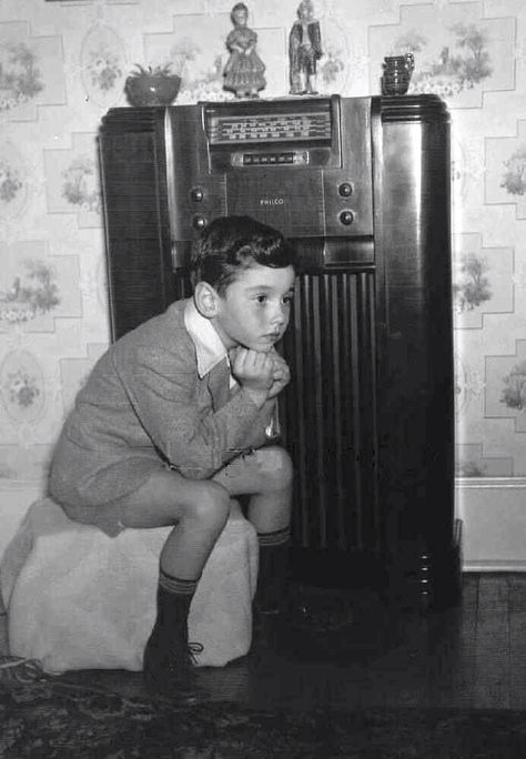 Young boy listening to his family's Philco radio, in the 1940's Golden Age Of Radio, Vintage Foto's, Old Time Radio, The Lone Ranger, Old Radios, Bd Comics, Vintage Life, Vintage Radio, Vintage Pictures