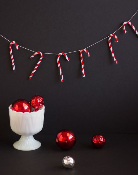 Candy Cane Garland Candy Cane Garland, Lollipop Decorations, Candy Cane Crafts, Diy Christmas Garland, Homemade Christmas Decorations, Gift Tags Diy, Retro Holiday, Pipe Cleaners, Easy Christmas Crafts