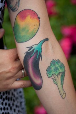 vegetable food tattoo aubergine, broccoli, mango #foodtattoo #wearecooking Eggplant Tattoo, Vegetable Sleeve Tattoo, Veggie Tattoo Ideas, Fruit And Veggie Tattoo, Vegetable Tattoo Sleeve, Cooking Tattoo, Culinary Tattoos, Cupcake Tattoos, M Tattoos