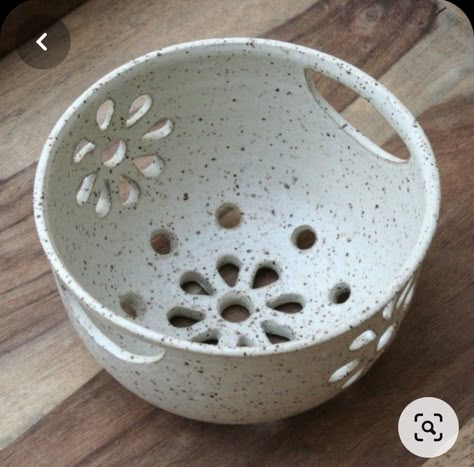 Ceramic Colander, Ceramic Berry Bowl, Speckled Stoneware, Beginner Pottery, Pottery Form, Pottery Workshop, Pottery Handbuilding, Keramik Design, Pottery Techniques