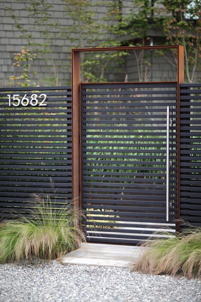 Blinds Modern, Tor Design, Gabion Fence, Fence Planters, Horizontal Fence, Diy Fence, Front Yard Fence, Front Gates, Modern Fence