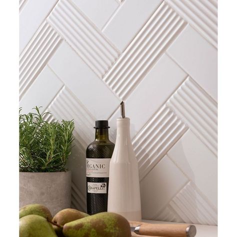 Kitchen Scullery Ideas, White Shaker Kitchen Ideas, Chevron Tile Bathroom, Outdoor Tiles Floor, Communal Workspace, Modern Kitchen Tiles, Kitchen Splashback Tiles, 3d Structure, Chevron Tile