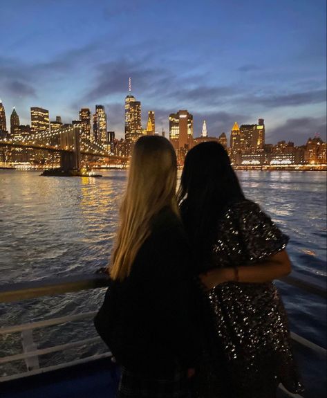 Nyc With Best Friend, Nyc Picture Ideas Friends, New York Girls Trip Aesthetic, New York With Best Friend, New York Friends Aesthetic, New Friends Aesthetic, Nyc Lifestyle Aesthetic, New York Friends, Friends In New York