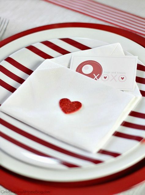 Make these DIY napkin envelopes for your Valentine's Day party and insert a sweet card for your guests. See how to fold them, here. #ValentinesDay #diyValentines #napkinfolds #howtofoldnapkins Diy Party Table Decorations, Folding Steps, Valentine Plates, Valentine Tablescape, Diy Christmas Table, Folding Ideas, Valentine Table Decorations, Diy Napkins, Valentine Dinner