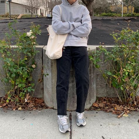 Grey Hoodie Outfit Men, Running Shoes Outfit Men, Gray Shoes Outfit, Gray Hoodie Outfit, Japanese Street Fashion Men, Grey Sweater Outfit, Sweater Outfits Men, Light Grey Hoodie, Hoodie Outfit Men