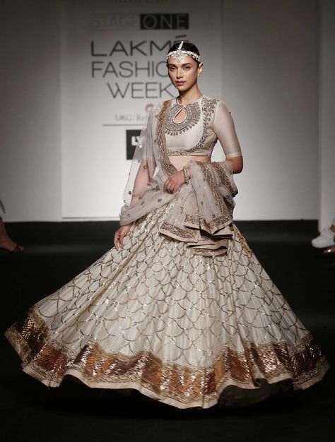 off white blouse Indian Wedding Dress Modern, Lakme Fashion Week 2016, Ramp Walk, Modern Indian Wedding, Aditi Rao Hydari, Aditi Rao, Jayanti Reddy, Bridal Dupatta, Fashion Week 2016