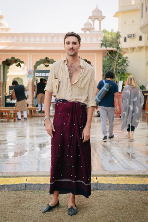 What People Wore To A Music Festival Held In A 17th Century Indian Palace+#refinery29 Men In Long Skirts, Lungi Mens Indian, Men Outfit Street Styles, Street Style India, Indian Palace, Guys In Skirts, Men Wearing Skirts, Gender Fluid Fashion, Outdoor Music