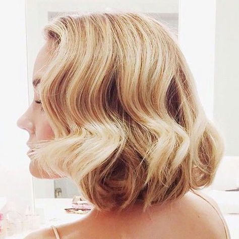 Old Hollywood Bob | The brushed-out curls are back! There’s nothing quite as chic as a bob in this waved style—with minimal layers, no bangs, and this buttery blonde color making it utterly envy-inducing. #short #hairstyles #trends #southernliving Old Hollywood Bob, Hollywood Bob, Brushed Out Curls, Southern Hair, Crop Haircut, Hairstyles Wavy, Medium Bob Hairstyles, Cool Short Hairstyles, Hair 2018