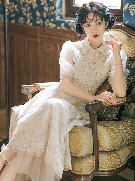 Woman Sitting In Dress, Dress Sitting Reference, Edwardian Era Fashion, Sitting Pose Reference, People Poses, 사진 촬영 포즈, Royal Dresses, Cold Outfits, Sitting Poses