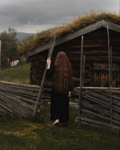 Instagram: @/ nattesjel Emmy Core, Goth Cottagecore Aesthetic, Aesthetic Portrait Photography, Clara Core, Aesthetic Long Hair, Folk Aesthetic, Goth Cottagecore, Aesthetic Portrait, Nordic Aesthetic