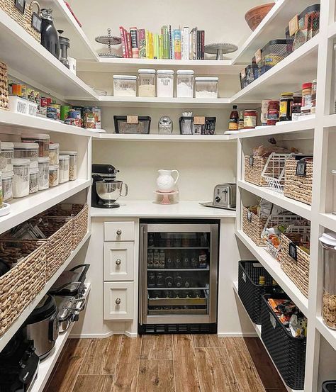 Pantry Dream, Dream Pantry Walk In Luxury, Walk In Pantry Ideas Layout, Basement Pantry, Presentation Plan, Pretty Pantry, Pantry Closet Design, Kitchen Life Hacks, Pantry Layout