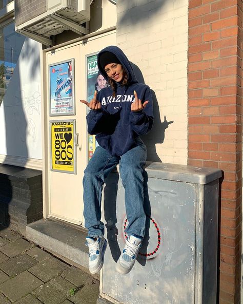 White Beanie Outfit, Black Beanie Outfit, Blue Hoodie Outfit, White And Blue Sneakers, Foto Inspo, Beanie Fits, Jeans And Hoodie, Beanie Outfit, Clothes Board