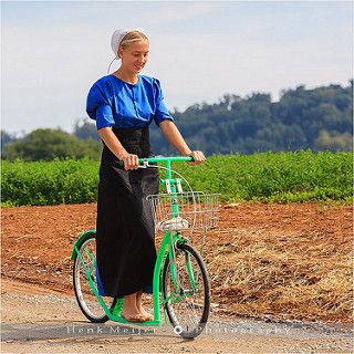 amish girl Shy Smile, Amish Living, Amish Culture, Amish Life, Plain People, Amish Community, Sales Image, Web Images, Amish Country