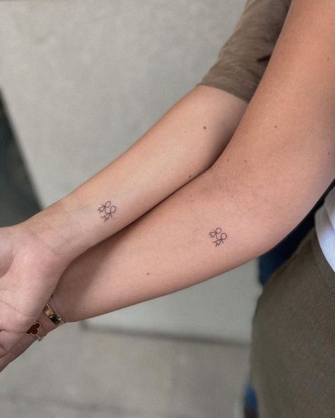 Siblings Tattoo For 3, Matching Tattoos For Siblings, Cute Sister Tattoos, Sister Tattoo Ideas, Pretty Flower Tattoos, Small Sister Tattoos, Sister Tattoo Designs, Cute Matching Tattoos, Sisters Tattoo