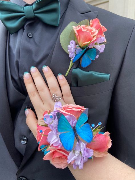 Corsage And Boutonniere Set Prom, Butterfly Boutonniere, Butterfly Corsage, Prom Corsage Ideas, Corsages For Prom, Prom Corsage Diy, Unique Corsage, Corsage Diy, Prom Flowers Corsage