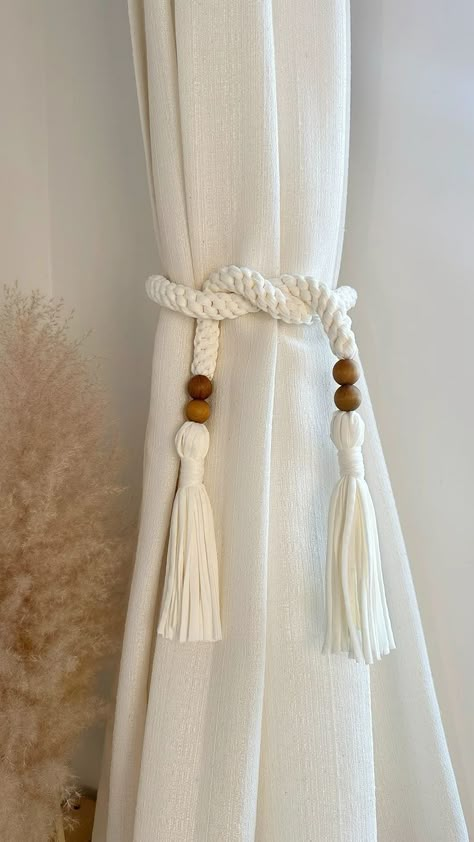 Curtains Holder Diy, Minimalist Living Room Furniture, Curtain Holders, Simple Hand Embroidery Patterns, Curtain Holder, Flat Decor, Doll Diy Crafts, Macrame Curtain, Crochet Curtains