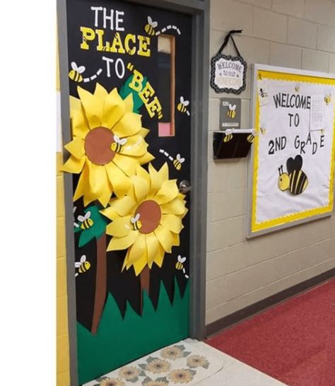 Bee Classroom Decor, Classroom Door Ideas, Spring Classroom Door, Preschool Door, Bee Room, Bee Themed Classroom, Bee Classroom, School Door Decorations, Spring Classroom