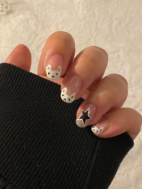 Simple Cat Nail Designs, Black Cat Manicure, Cat French Tip Nails, Nail Art Basic, Doodle Nails, Neon Butterfly, Cat Nail Art, Hippie Nails, Butterfly Nail Art