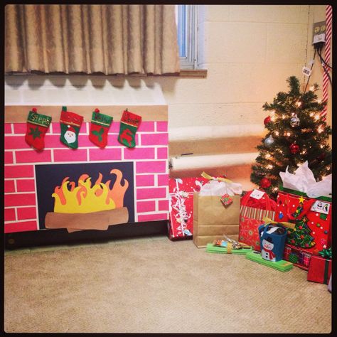 Construction paper fireplace!! Paper Fireplace, Diy Christmas Fireplace, Construction Paper Crafts, Diy Christmas Decorations, Design Salon, Play Areas, Office Christmas Decorations, Preschool Christmas, Diy Fireplace