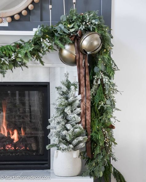 Stylish Ideas Using Brown Christmas Decorations Christmas Decor Ideas Brown, Outside Christmas Decor, Outside Christmas Decor Ideas, Family Room Inspiration, Brown Christmas Decorations, Home Office Wall Art, Brown Christmas Decor, Christmas House Decorations, Green Christmas Decorations