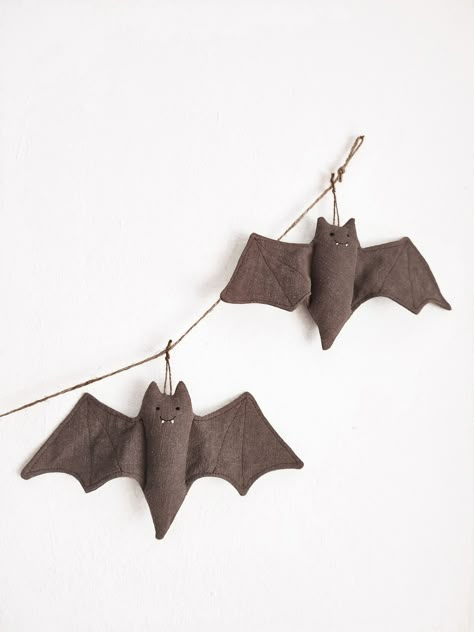 Diy Bat Garland, Nature Halloween Decorations, Cloth Garland, Felt Halloween Decorations, Halloween Garlands, Bat Garland, Halloween Chic, Tovad Ull, Garland Halloween