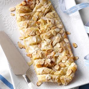 Delicious Almond Braids  I'd love to try this: calls for puff pastry and 7 oz almond paste Almond Paste Recipes, Almond Pastry, Puff Pastry Dough, Almond Paste, Coffee Cake Recipes, Puff Pastry Recipes, Sweet Rolls, Pastry Dough, Coffee Cakes