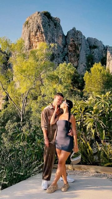 Couples Vacation Poses, Cute Couple Poses Instagram, Couple Poses Vacation, Couple Disney Pictures, Rich Couples Luxury, Black Couple Poses, Aesthetic Couple Poses, Couple Content, Black Couple Outfits