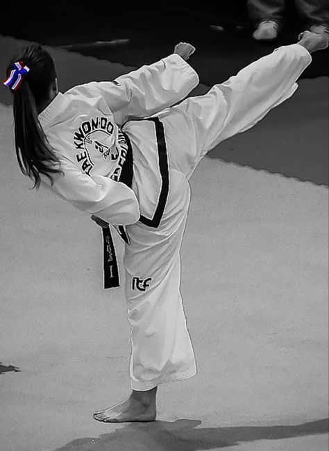 Taekwondo Girl, Female Martial Artists, Karate Girl, Martial Arts Women, Martial Artists, Cat Aesthetic, Taekwondo, Karate, Martial Arts