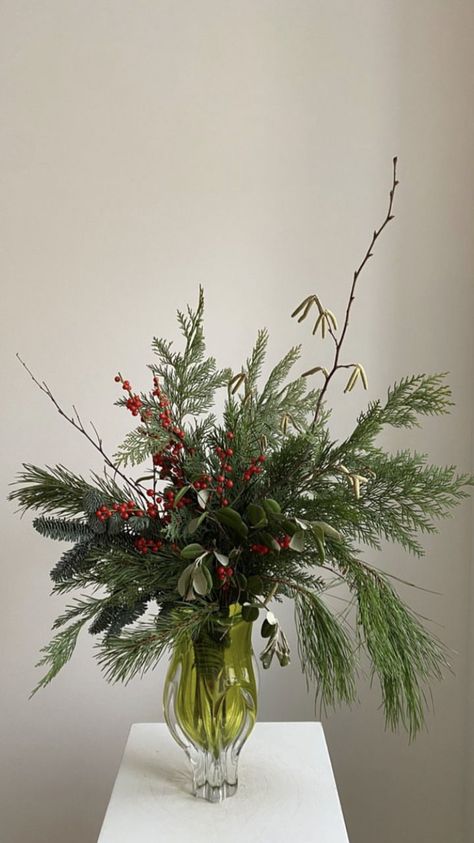 Winter Floral Aesthetic, Pine Bouquet, Vase Christmas Decor, Aesthetic Sage Green, Aesthetic Christmas Decor, Natal Natural, Christmas Decor Ideas Bedroom, Cherry Christmas, Winter Flower Arrangements