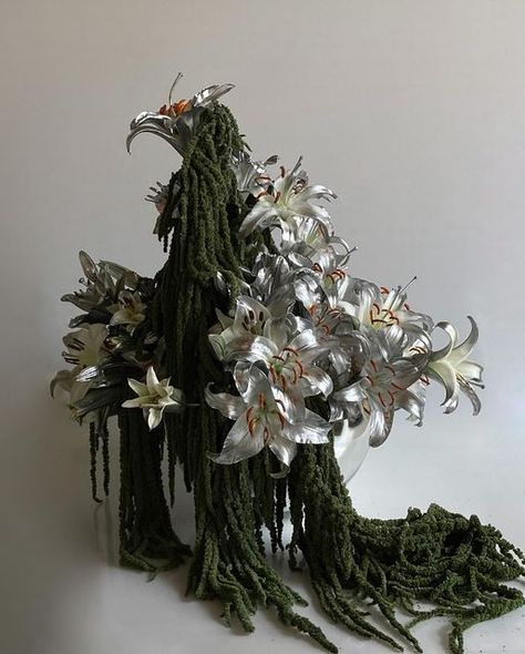 Flower Installation Art Sculpture, Sculptural Flowers, Unique Bouquets, Art In Bloom, Floral Sculpture, Weekly Inspiration, Goth Wedding, Flower Therapy, Christmas Flowers