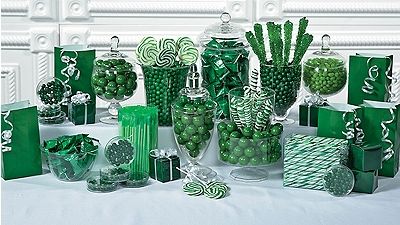 Green Candy Buffet, Party Girl Aesthetic, Candy Buffet Baby Shower, Treat Table, Banquet Ideas, Gold Candy, Birthday Aesthetic, Candy Station, Baby Shower Candy