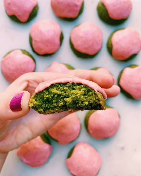 Strawberry Matcha Cookies, Matcha Strawberry Cookies, Strawberry Matcha Cake Recipe, Strawberry Jam Shortbread Cookies, Strawberry Matcha Brownies, Matcha Recipe Baking, Matcha Brownie Cookie, Green Tea Cookies, Strawberry Icing