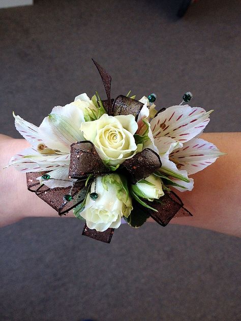 Corsage Option 4 Alstroemeria Corsage, Star Wedding Theme, Floral Wearables, Wedding Bouquet Tutorial, Prom Flower Ideas, Diy Wedding Bouquet Tutorial, White Spray Rose, Hunters Wedding, Corsage Wristlet