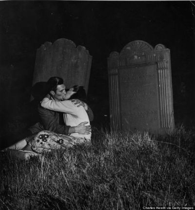 Goth Couple Aesthetic, 1940s Aesthetic, Arte Van Gogh, Goth Aesthetic, Couple Aesthetic, Two People, Couples Photoshoot, Graveyard, Dark Aesthetic