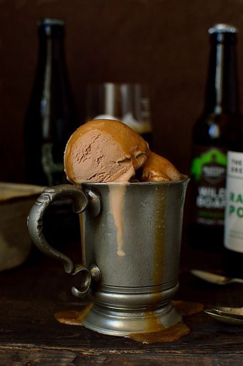 milk chocolate porter (or stout) beer ice cream with porter caramel sauce Ice Cream Caramel, Milk Chocolate Ice Cream, Beer Ice Cream, Bean Ice Cream, Cream Caramel, Cooking With Beer, Cold Treats, Frozen Yoghurt, Vanilla Bean Ice Cream