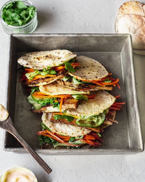 These lemongrass tofu bahn mi are made with pita pockets and a lighter and gluten-free version of the classic! They are packed with marinated tofu, crispy veggies and mayo. Tofu Bahn Mi, Rainbow Nourishments, Lemongrass Tofu, Tofu Crispy, Crispy Veggies, Meal Prep Lunch Box, Batch Meals, Gluten Free Pita, French Sandwich