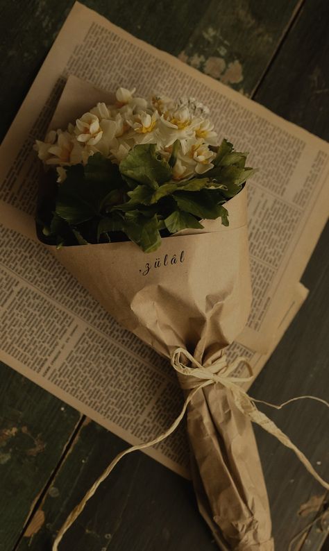 Flowers On Books Aesthetic, Books Aesthetic Photos, Cottage Aesthetic, Library Aesthetic, Mini Calendars, Book Flowers, Nothing But Flowers, Soft Wallpaper, Chrysanthemum Flower