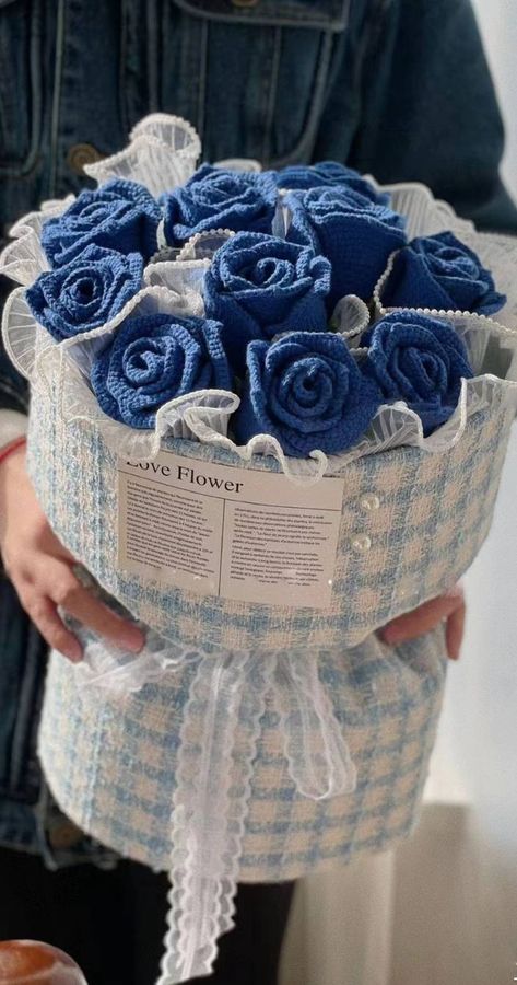 handmade bouquet for her Table Flower Centerpieces, Artificial Flower Bouquets, Roses For Her, Make A Bouquet, Crochet Roses, Crochet Flower Bouquet, Crochet Sweater Design, Pipe Cleaner Flowers, Flower Baskets