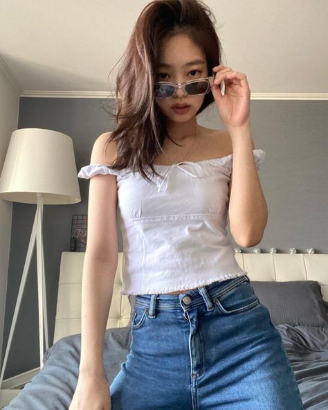 [theqoo] BLACKPINK JENNIE'S SELF PHOTOSHOOT IN HER HOUSE ~ PANN좋아! Selca Kpop, Jennie Instagram, Bow Tie Dress, Jennie Lisa, Jennie Kim, Slim Fit Shorts, Blackpink Fashion, Blackpink Jennie, Off Shoulder Tops